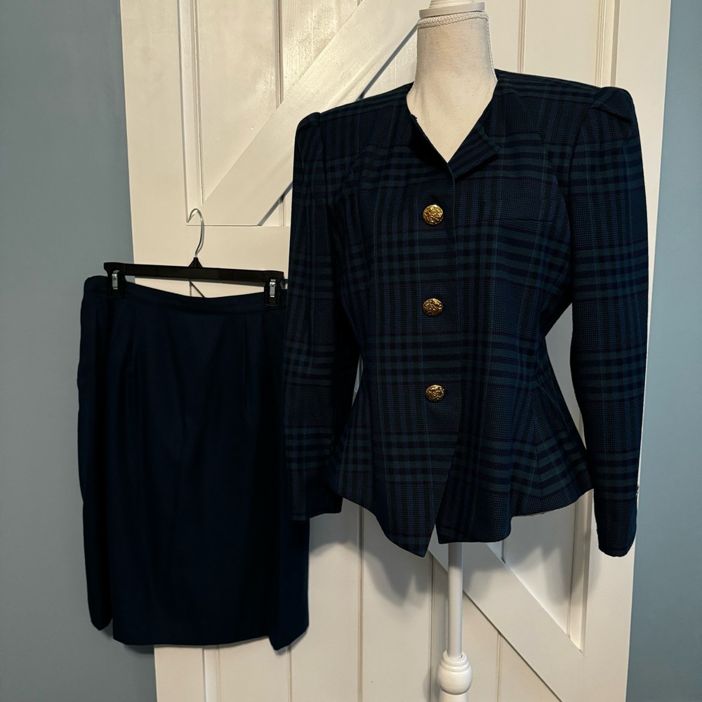Atrium Petite 3 button Suit